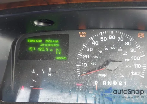 2000 Lincoln Town Car Cartier z USA, uszkodzony, nr VIN 1LNHM83W9YY774651